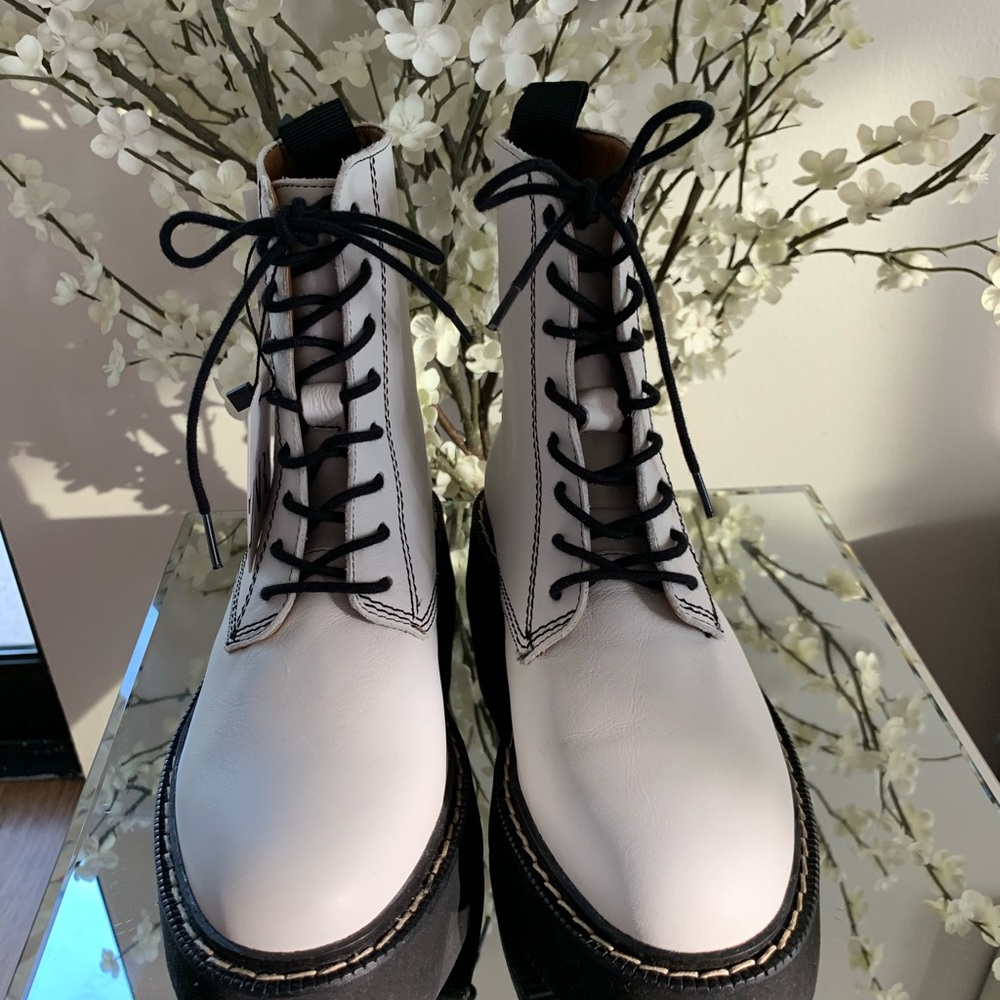 😍😍 Brand New White Leather Zara Boot😍😍